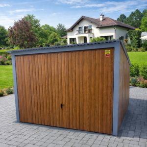 Garaż blaszany 3x5- blacha w kolorze drewnopodobnym dąb multigloss, spad dachu na tył, brama podnoszona do góry