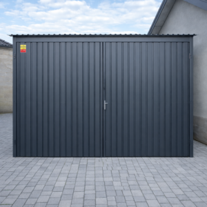 Garaż blaszany 3x5- blacha w kolorze RAL 7016 grafit, spad dachu na tył, drzwi dwuskrzydłowe, obróbka blacharska narożników