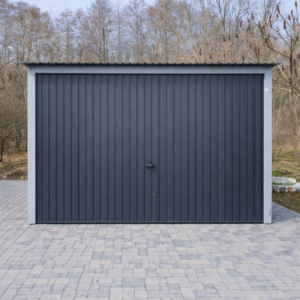 Garaż blaszany 3x5- blacha w kolorze RAL 7016 grafit, spad dachu na tył, brama podnoszona do góry