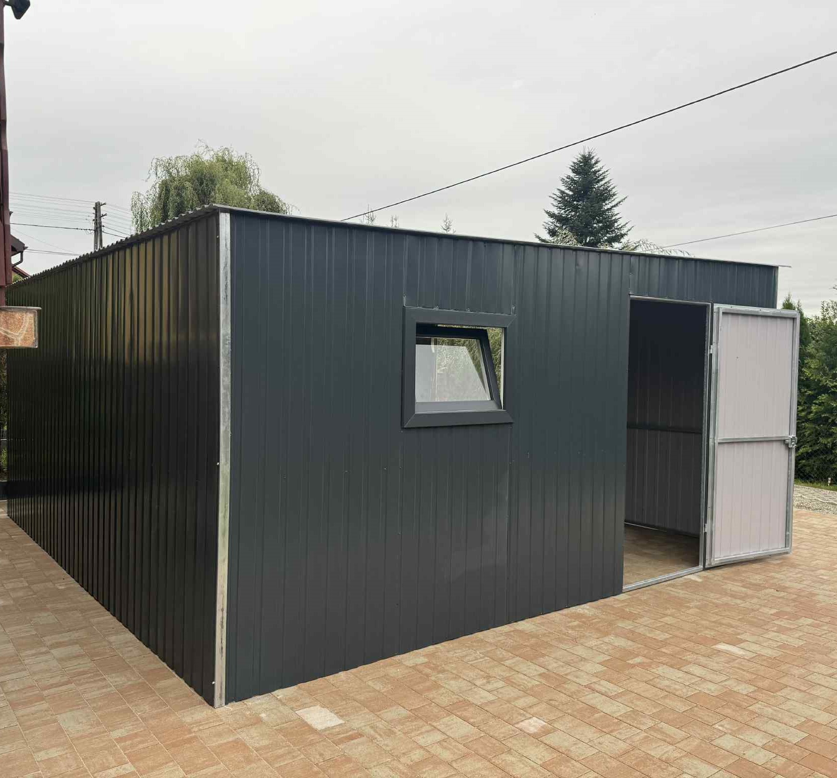 Garaż blaszany 5x5- blacha w kolorze RAL 7016 grafit, spad dachu na tył, brama podnoszona do góry, drzwiczki, okno, profil 30x30 - obrazek 4