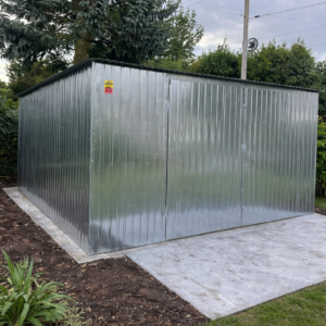 Garaż blaszany 5x5- blacha ocynkowana, spad dachu na tył, drzwi dwuskrzydłowe