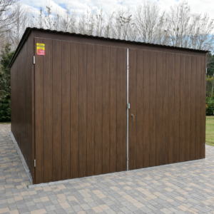 Garaż blaszany 3x5- blacha w kolorze drewnopodobnym orzech, spad dachu na tył, drzwi dwuskrzydłowe, obróbka blacharska narożników
