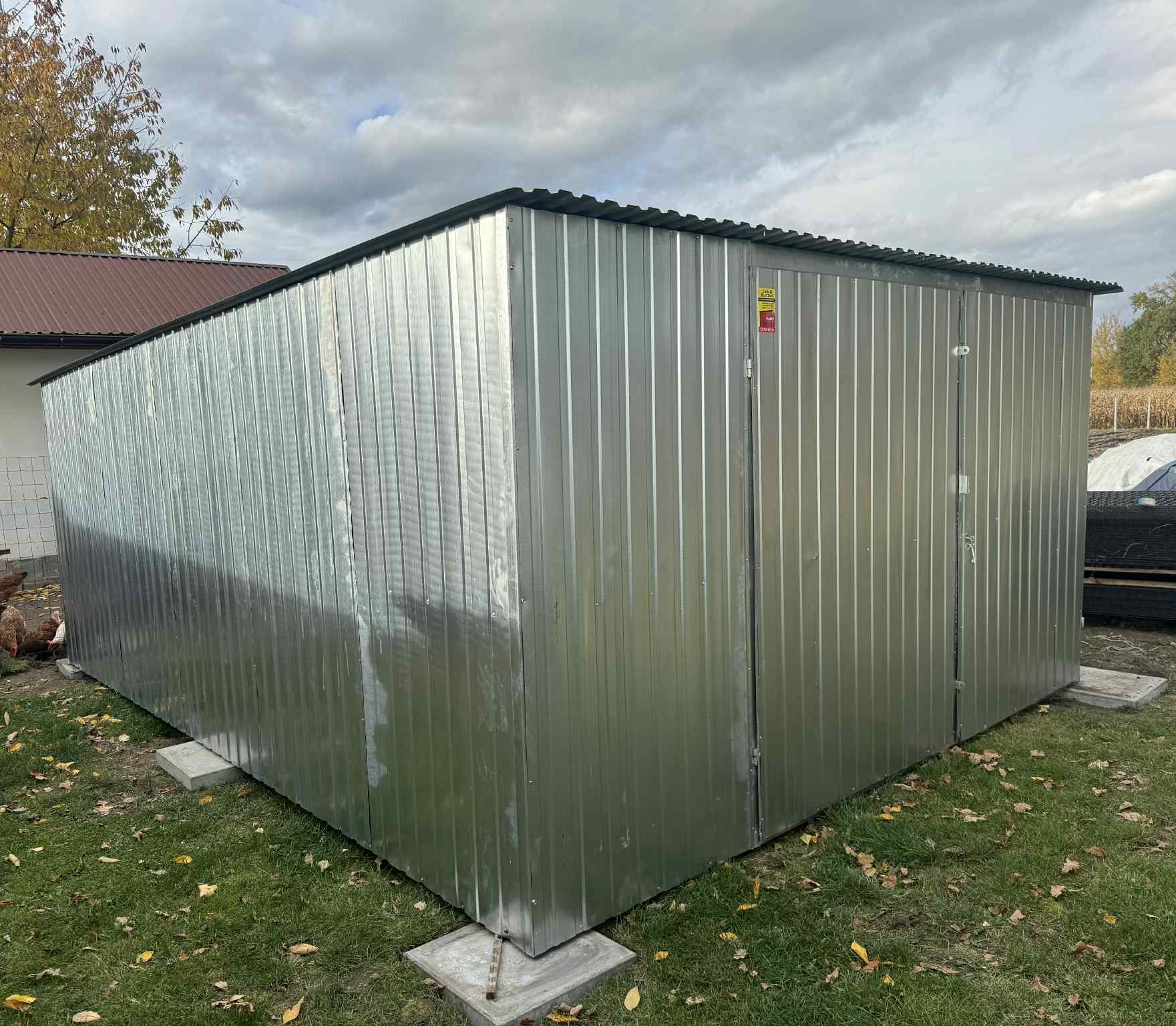 Garaż blaszany 4x5- garaż z materiałów II gatunku, spad dachu na tył, drzwi dwuskrzydłowe - obrazek 3
