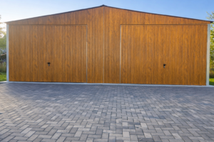 Garaż blaszany 7x5- blacha w kolorze drewnopodobnym dąb multigloss, dach dwuspadowy, 2x brama podnoszona do góry, profil 30x30