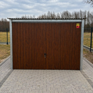 Garaż blaszany 3x6- blacha w kolorze drewnopodobnym orzech, spad dachu na tył, brama podnoszona